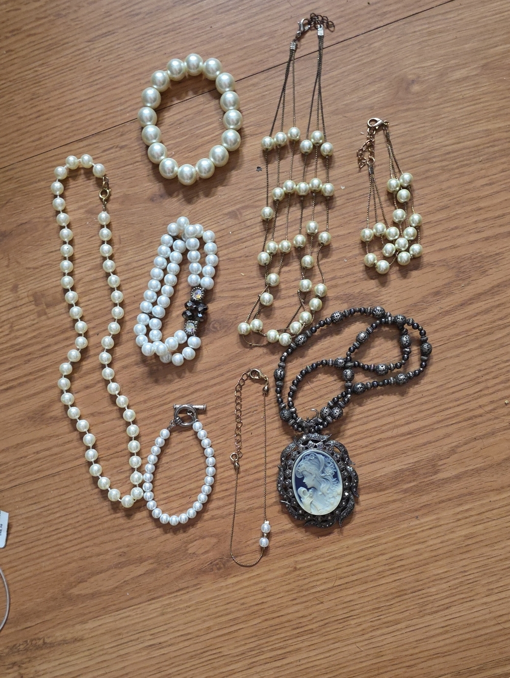 Classic Pearl Necklace and Bracelet Set - Ivory Pearls